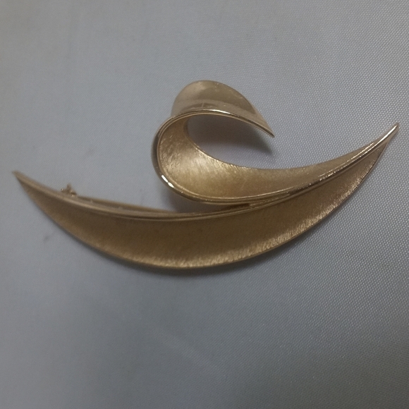 TRIFARI Crown Vintage Pin Brooch - Picture 1 of 4
